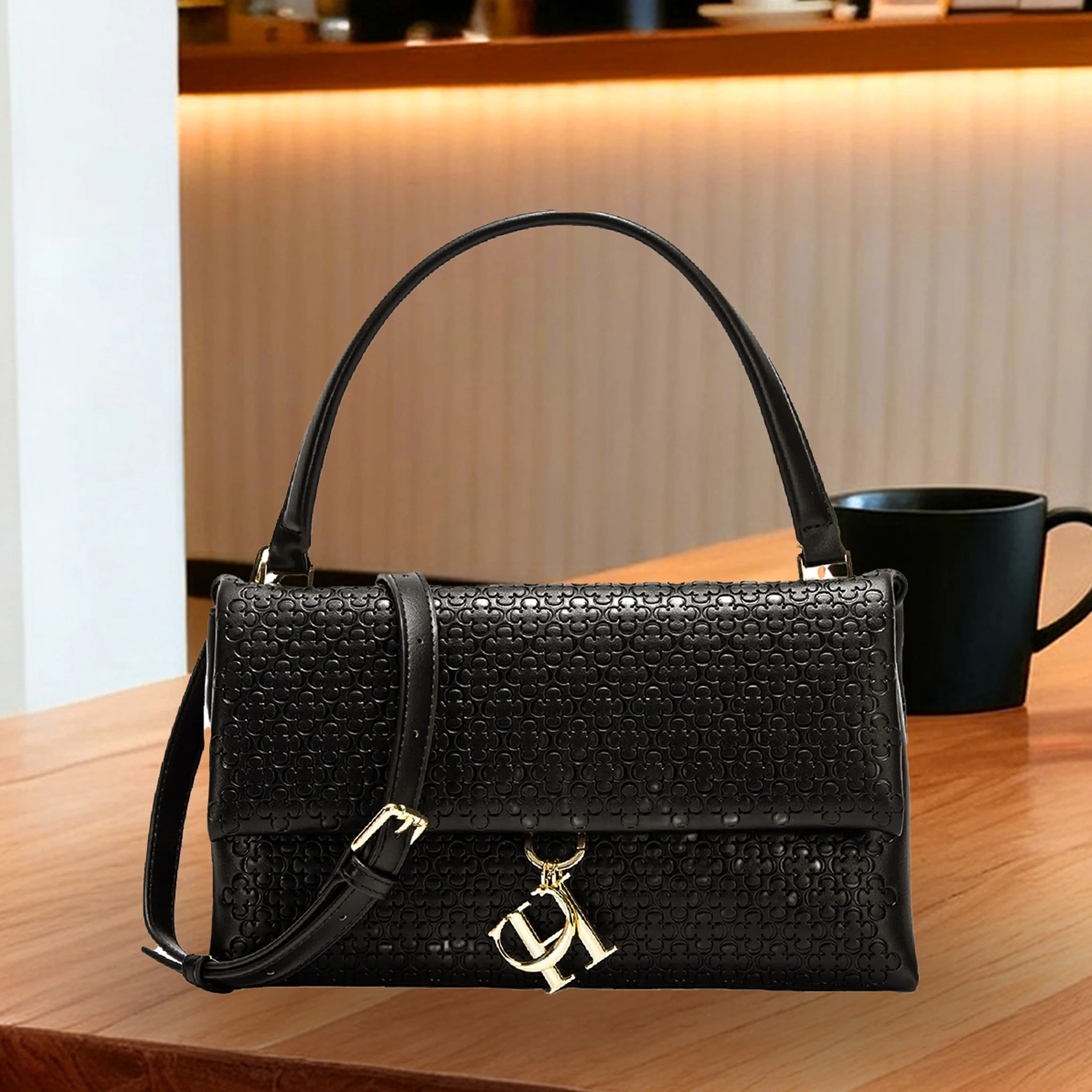 Structured Handbag Top Handle - Bolsa Elegante com Monograma em Relevo,